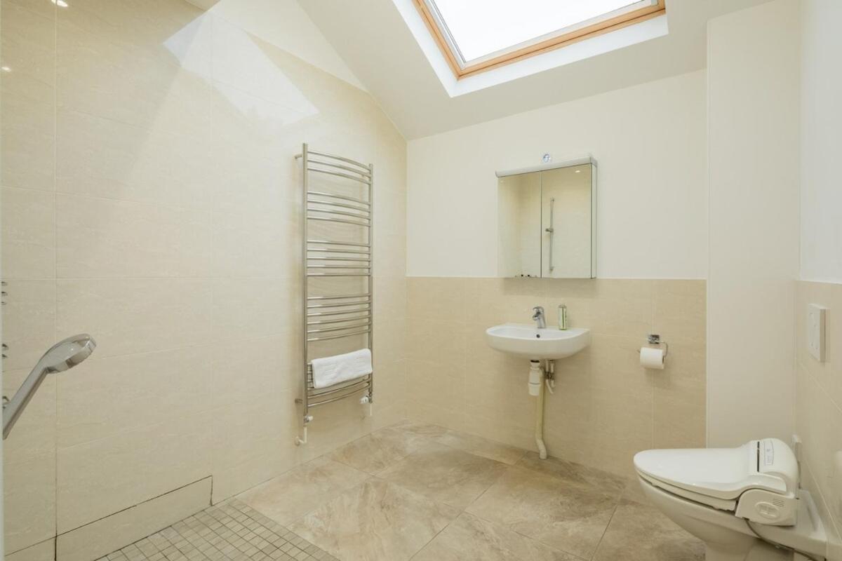Large 4 Bedroom Home With Garden And Free Parking CBG Exterior foto
