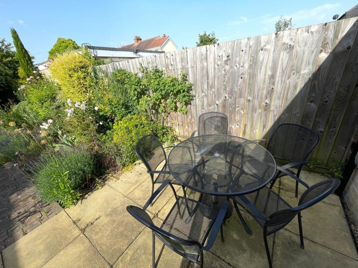 Large 4 Bedroom Home With Garden And Free Parking CBG Exterior foto