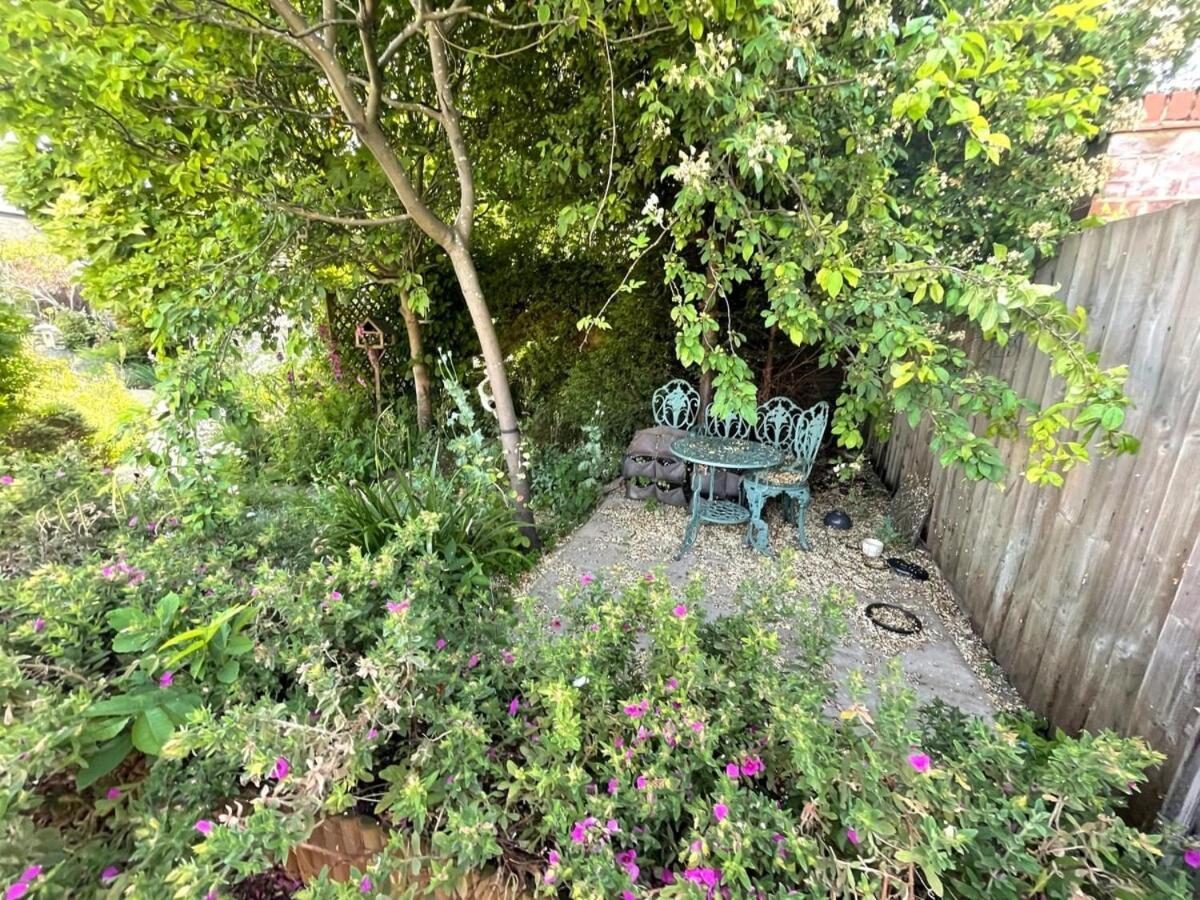 Large 4 Bedroom Home With Garden And Free Parking CBG Exterior foto