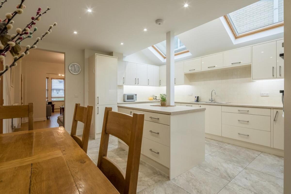Large 4 Bedroom Home With Garden And Free Parking CBG Exterior foto