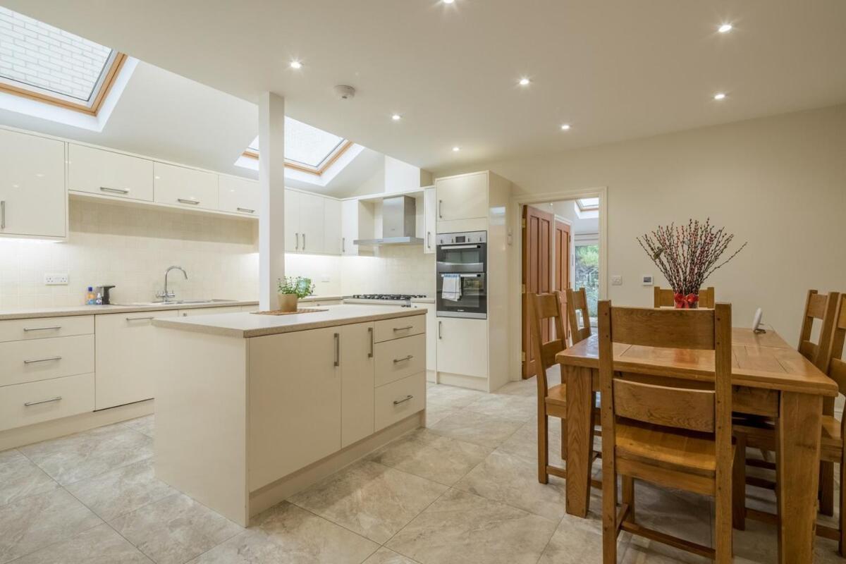 Large 4 Bedroom Home With Garden And Free Parking CBG Exterior foto