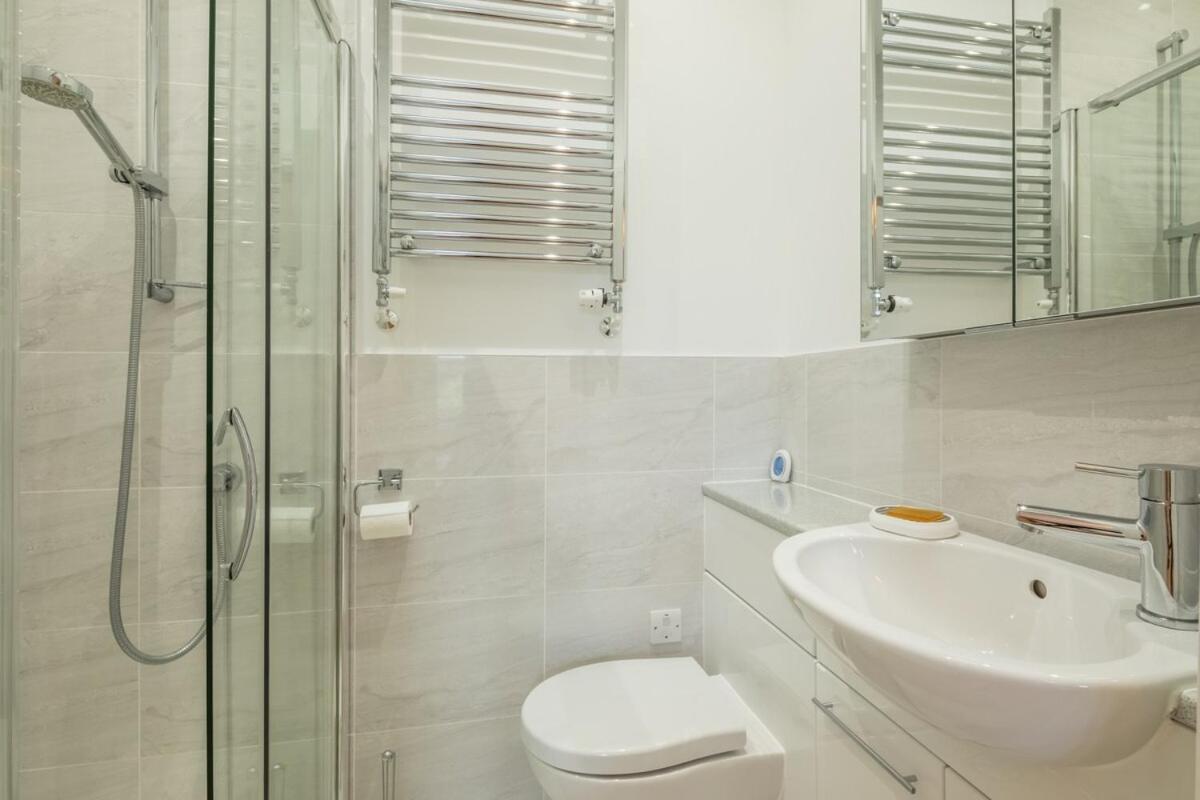 Large 4 Bedroom Home With Garden And Free Parking CBG Exterior foto